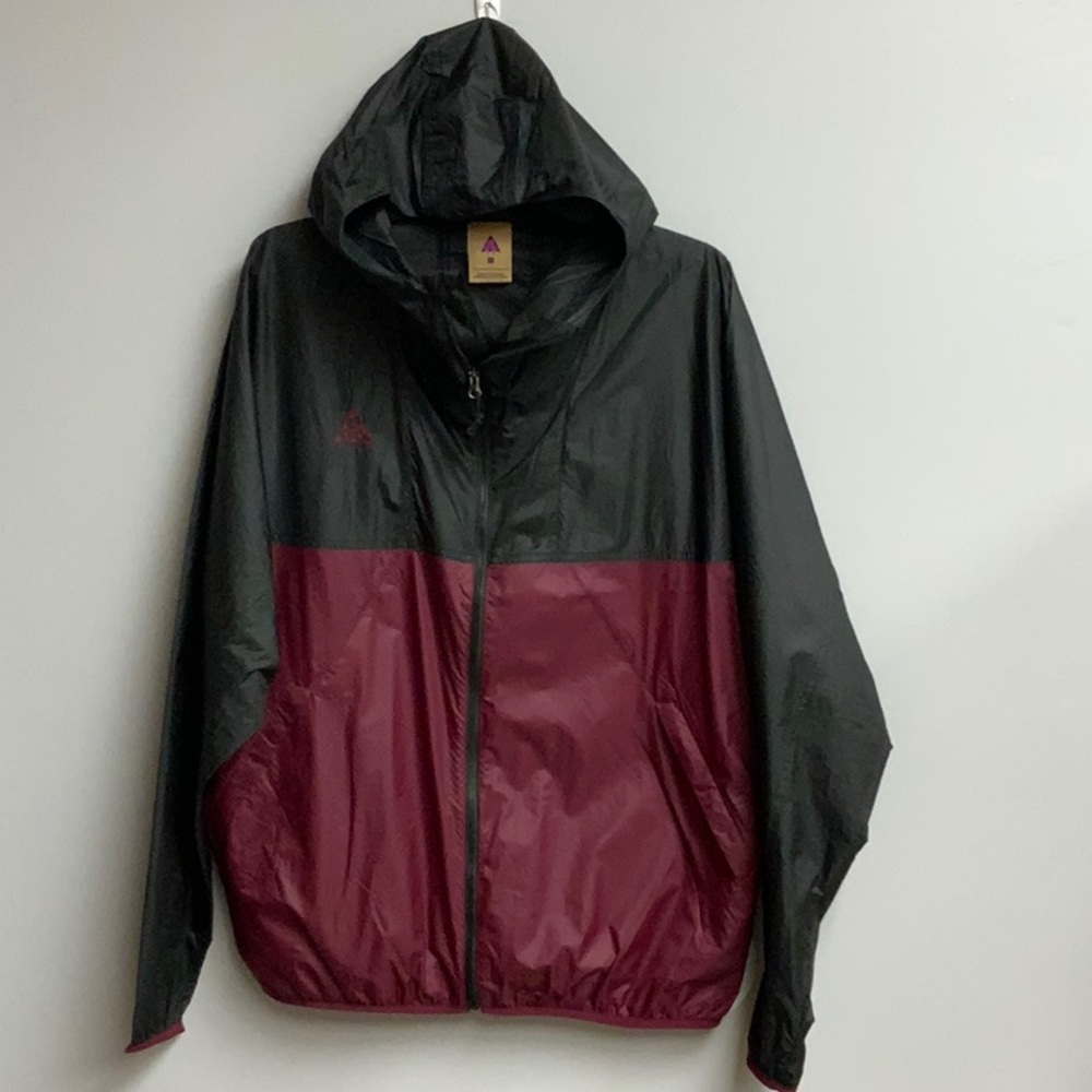 NWOT Mens Nike ACG Lightweight Jacket Size Medium Beetroot/Black